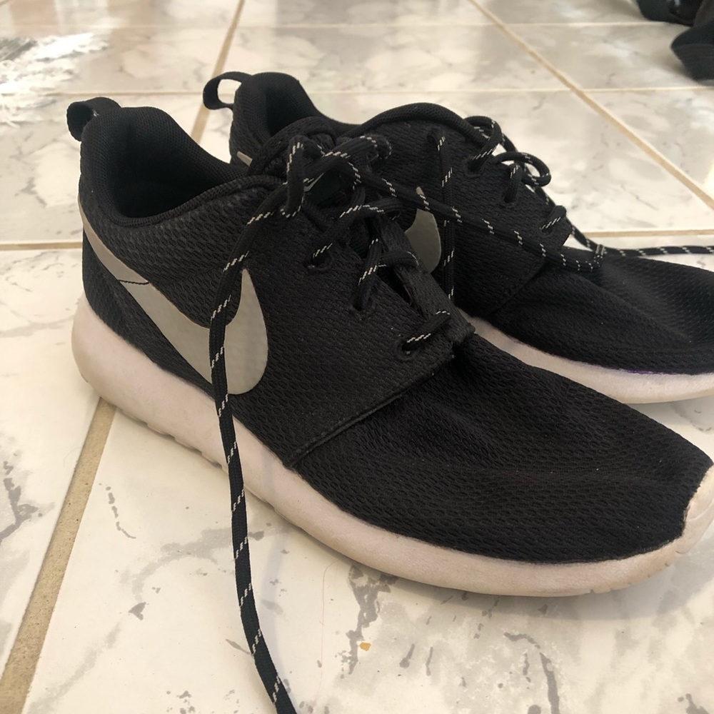 Nike Roshe Ones-black and silver